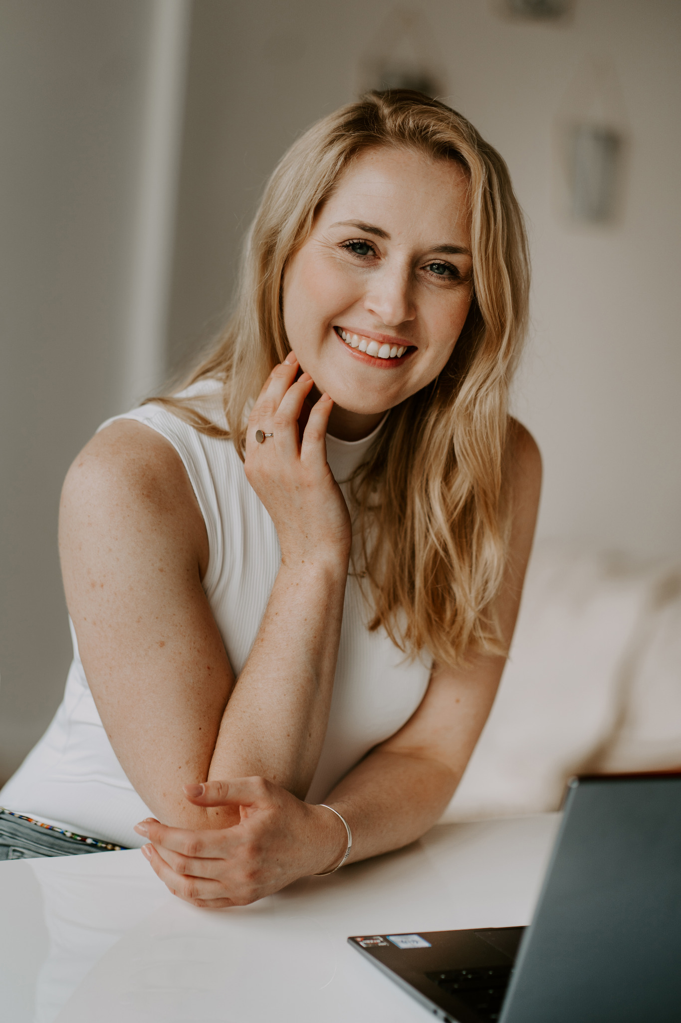 Logopädin Hannah Jung lächelt in der Praxis